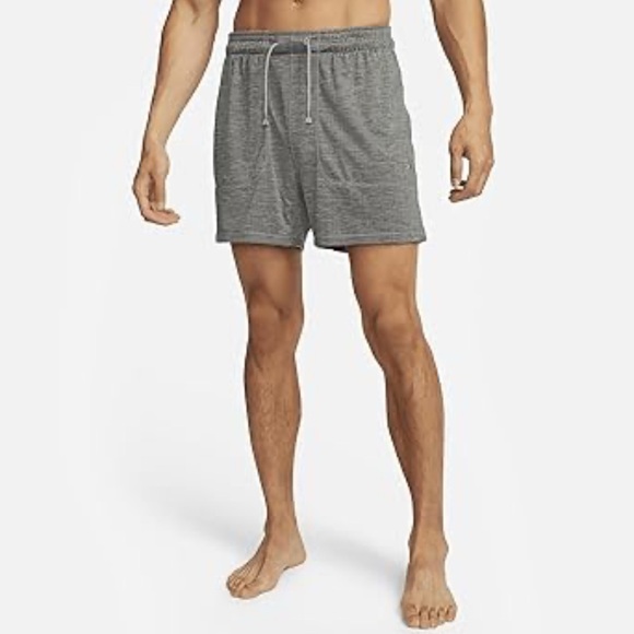 Nike Men's Yoga Charcoal Athletic Shorts size small 5” - Picture 1 of 9